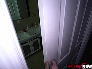 Am prins-o pe sora vitregă fierbinte Jessie Saint masturbându-se în baie, apoi am futut-o POV