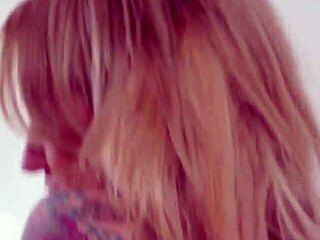 Boynuzlu güzellik vahşi eylemde büyük siyah sikler istiyor