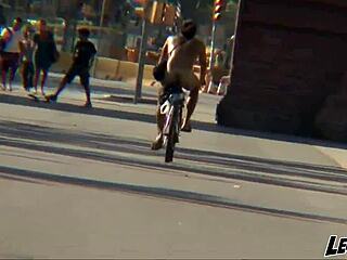 חולצה רטובה ועוד עם ברונטית ספרדית?