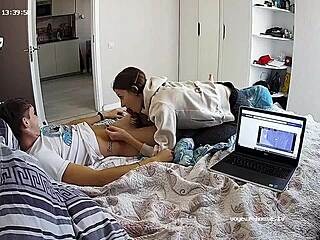 Oye, cariño, ¿quieres chupármela y pajearme como esta chica europea?