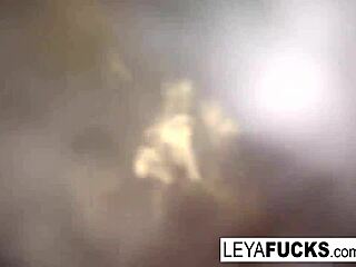 Leya和Lynn，让我们看看泳池里的那些大奶。