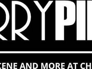 Storbrystet latina med melkebryst fingrer sin barbert fitte live med vibrator