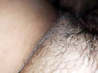 fudendo a esposa com buceta peluda em sexo caseiro