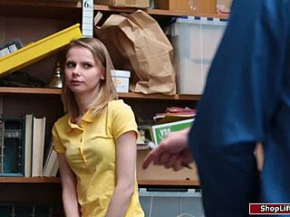 娇小偷窃犯在工作中操保安