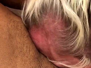 Hei, vrei să mă vezi cum sug și călăresc o pulă uriașă interrasială la petrecere?