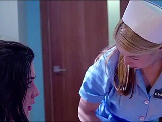 L'infirmière Casey Calvert séduit la patiente Whitney Wright dans une scène d'hôpital classe
