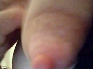 Bu büyük memelere bayılıyorum, beni deli ediyor ve üzerlerine boşalmak istiyorum