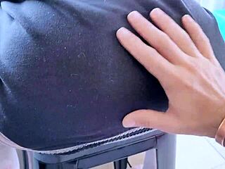 בחורה עם תחת גדול מתחננת לזרע בפנים!