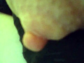 Bu büyük memelere bayılıyorum, beni deli ediyor ve üzerlerine boşalmak istiyorum