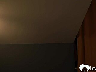 ברונטית חרמנית מרגישה עונג עז בדוגיסטייל וקאוגירל