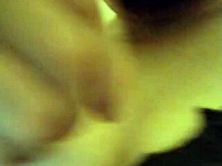 Bu büyük memelere bayılıyorum, beni deli ediyor ve üzerlerine boşalmak istiyorum