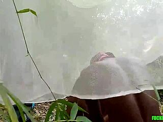 Я трахаю жену сводного брата глубоко в лесу