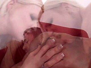 Wow, une blonde épouse sublime prend deux bites dans ses trous !