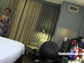 Newbie Daisy Red geneukt door Kimberly Chi en Rome Major