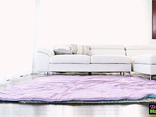 Ung amatør med briller bliver dækket i sæd til vild fest