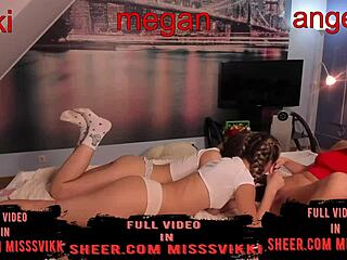 Üç kız odada takılırken kendilerini filme alıyor