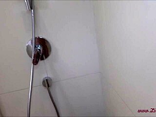 Sapık komşu genç kızı sertçe deliyor ve tıraşlı amını ıslatıyor! 😱