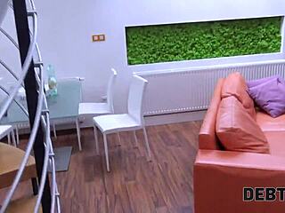 Yo, pelajar perempuan ni tak boleh bayar sewa tapi badan dia sempurna!