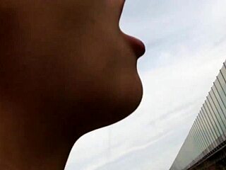 Halpa naiminen kuuman blondi-horon kanssa kadulla