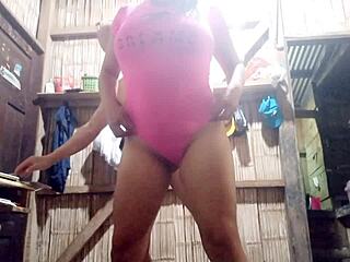 家で捕まった泥棒が盗んだ宝石と引き換えにセックス要求