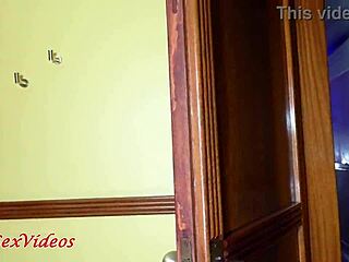 마르셀라 슐츠가 세 남자와 미니 갱뱅, 입안에 사정 😜