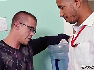 Гледах това гей момче мъжки секс видео в клас