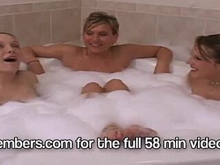 Három forró egyetemista levetkőzik meztelenre a fürdőszobámban