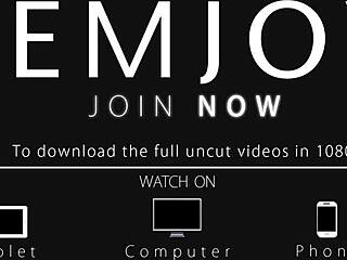 Belle ragazze godono docce intime in compilation lesbica