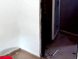 纳卡纳共和国庆祝新工作室公寓，在街上和工作中公共操