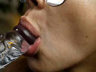 La mejor mamada de propina: jugando con lengua, boca y labios hasta que explotes