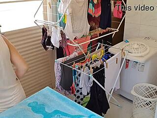 我向摄像头展示内裤