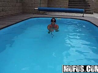 Гръдата кучка Мишел Лий предлага дупето си за анален тест с Mofos