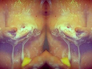 אני רואה את המילף האירוטית מתרחצת במקלחת, מעסה תחת וציצים סקסיים