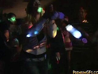 Pasangan Nakal Ngewe Keras Saat Pesta Berlangsung!