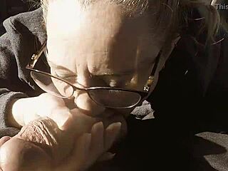 宅男停車場吸巨屌髒亂顏射