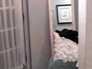 ربات بيوت هايجة يتبادلن أزبار ضخمة في رباعية جامدة! 😍