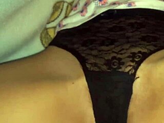 Dívám se na sexy latinu v prádle, jak si masturbuje velký zadek, ale video je glitchované nebo co.