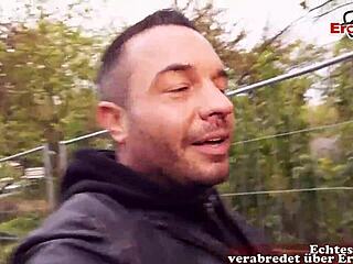 Schüchterne Studentin probiert Outdoor-Fick mit deutschem Pickup-Typ! 🌳