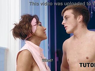 Tutor4k: Rijpe lerares haar passie voor gladgeschoren kut ontbrandt