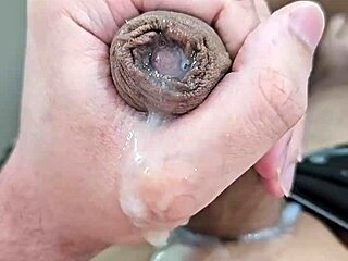 大射精在蒸腾独奏中释放