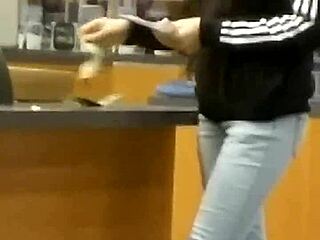 Culo maggiorenne sorpreso candidamente in jeans stretti