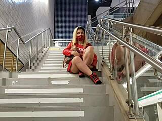 hey, essa loira safada adora provocar em público?