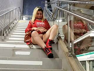 hey, essa loira safada adora provocar em público?