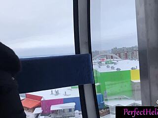 Heet meisje slikt sperma van vreemden na publieke pijpbeurt op resort