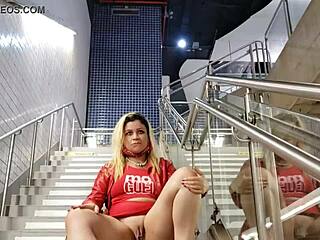 hey, essa loira safada adora provocar em público?