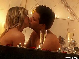 Az első szerelem olyan jó érzés, nem? Szőke pár csókolózik és vadul csinálja a kemény akciót.