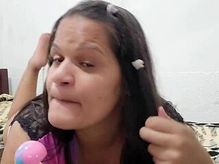 看拉丁业余爱好者像舔棒棒糖一样自慰她的大阴道！