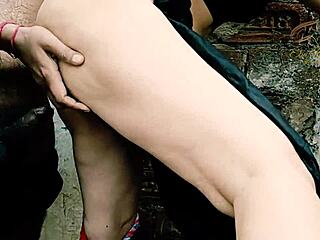 Меня оттрахал сосед на улице в дождевой ванне