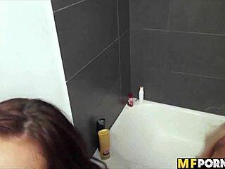 To latina lesbiske tager endelig en spansk pik i vild POV action