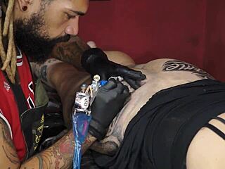 デカいケツに新しいタトゥーを入れる